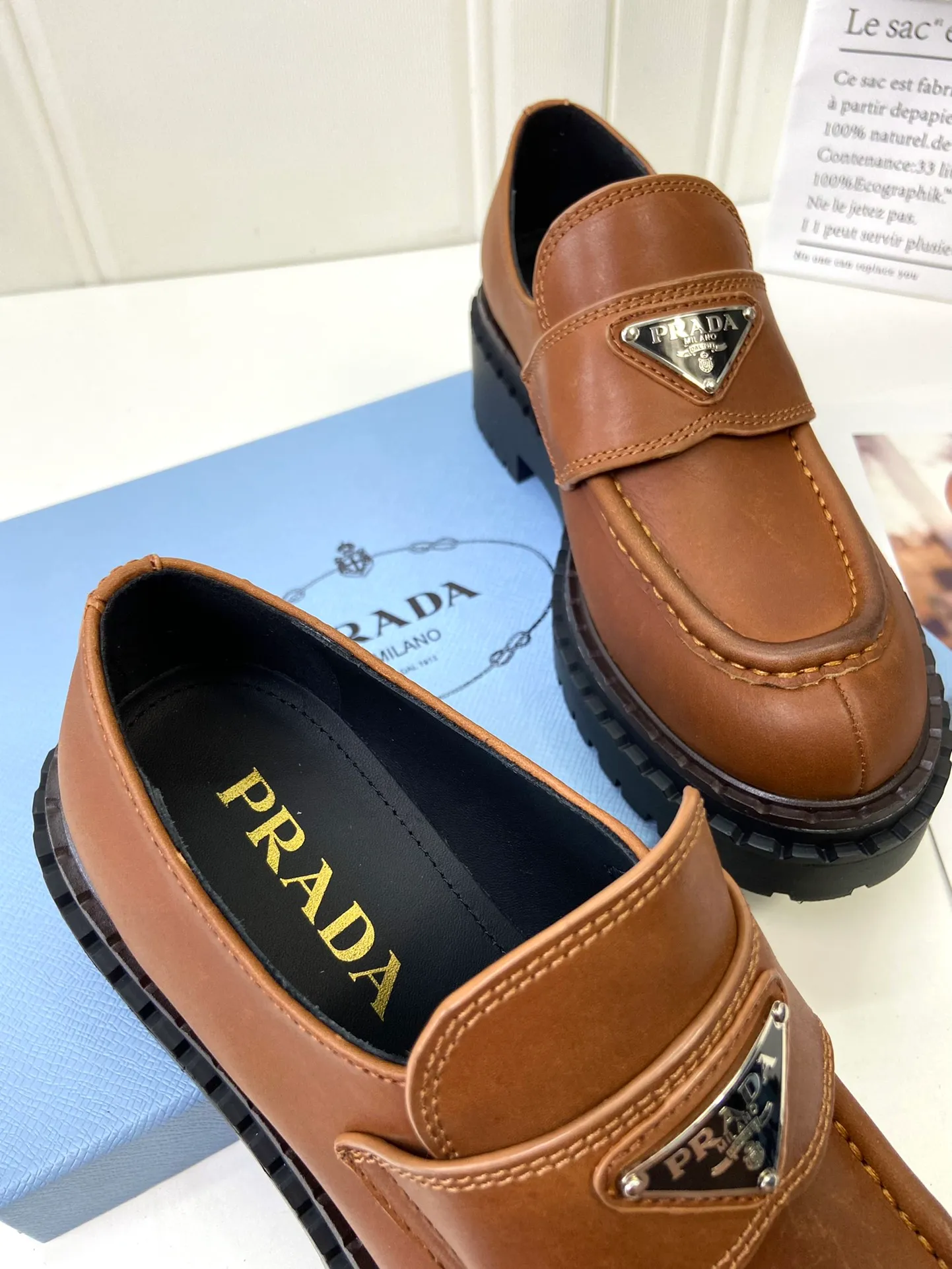 👟👟Ex-factory price 520👟👟 🔥🔥✨Prada* 2024WA new autumn and winter thick-soled loafers👟 These leather loafers use thick soles, craftsmanship details and contemporary elements add vitality, interpreting classics in a new fashion language. Enamel-coated triangular metal logo with a height of 55 mm makes its debut 🌟 Recommended by major bloggers on Xiaohongshu, developed 1-1 to highlight classic charm. Cowhide lining TPU outsole ➕ genuine leather edge bar Code number: 35 to 41 (40-41 customized, non-refundable)